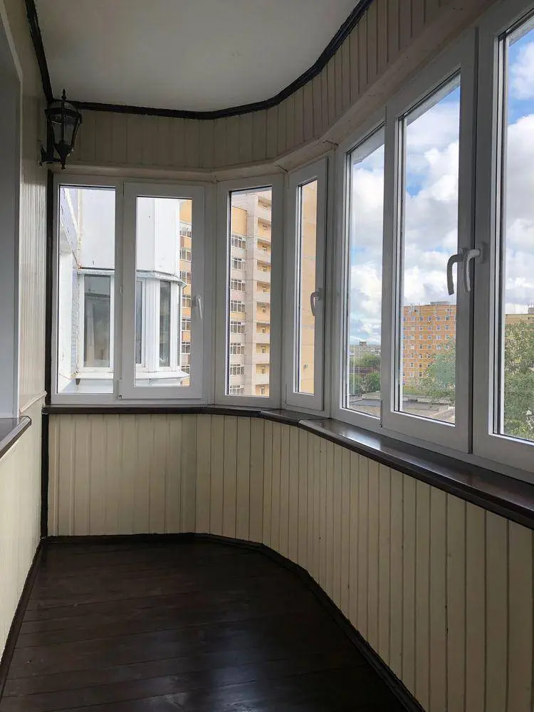 установка пластикового балкона с отделкой под ключ в Перми