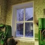 Недорогие окна установленные в производственном здании
