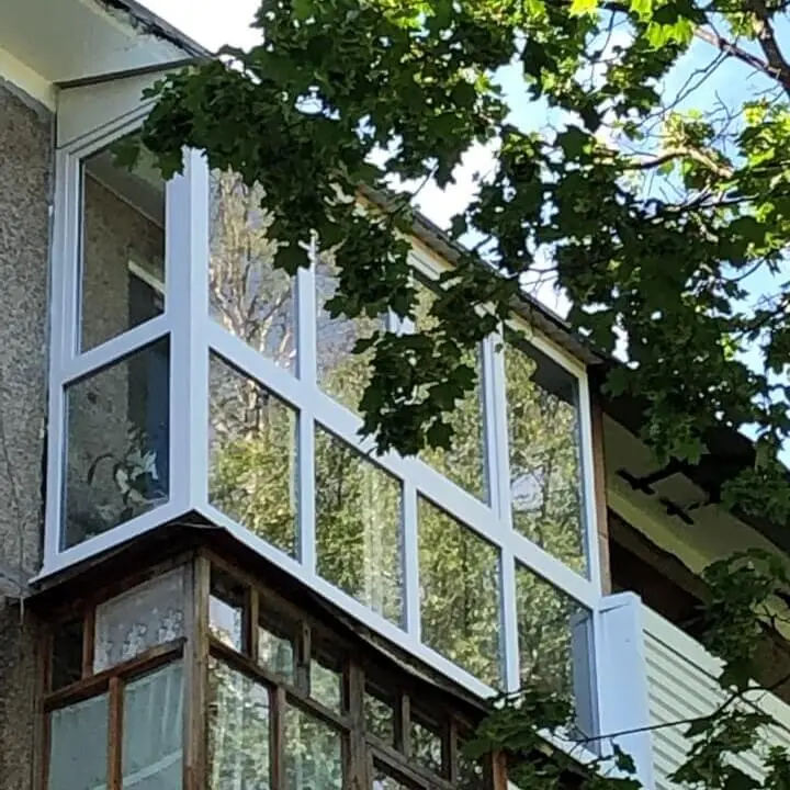 Пластиковые балконные окна с крышей