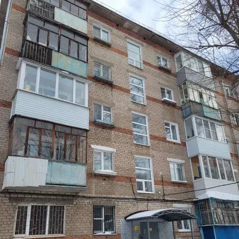 Кирпичный дом "хрущевского" типа в Перми с установленными под ключ пластиковыми окнами