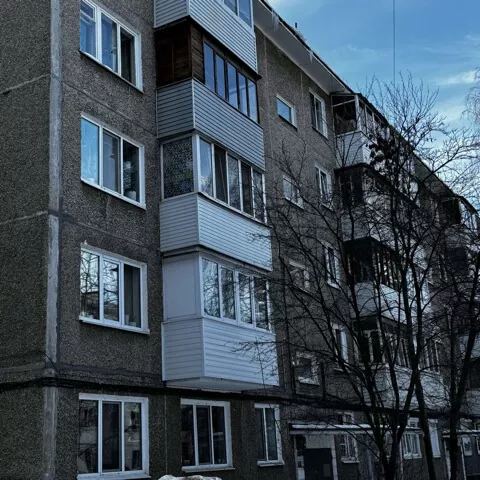 Хрущевский панельный дом с установленными под ключ окнами