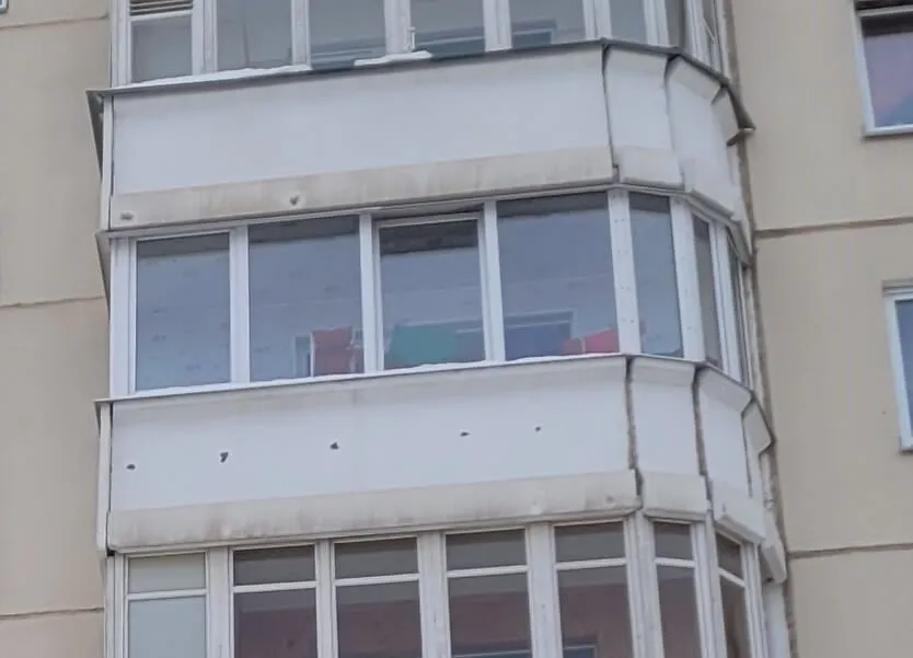Застекленный пластиковый балкон в доме 97 серии в Перми