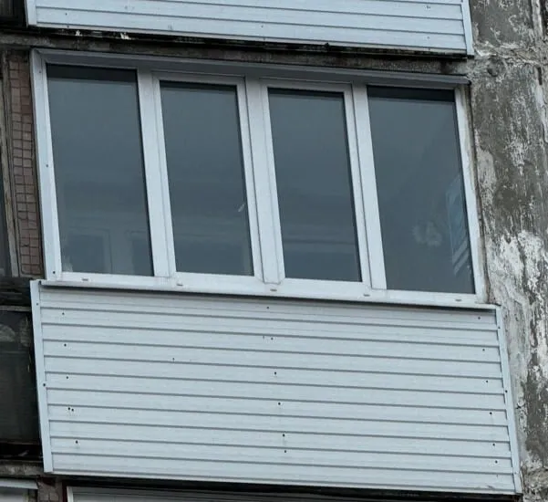 Балконные окна установленные в проем 3000х2510 мм в панельном доме