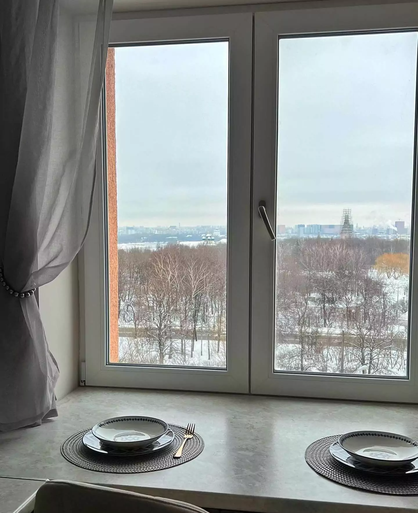 окно с установкой и полной отделкой на кухне квартиры