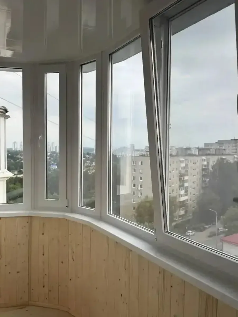 Тёплое остекление закруглённого балкона: вид изнутри