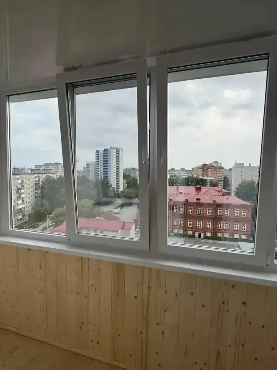 Панорамный вид из застеклённого балкона