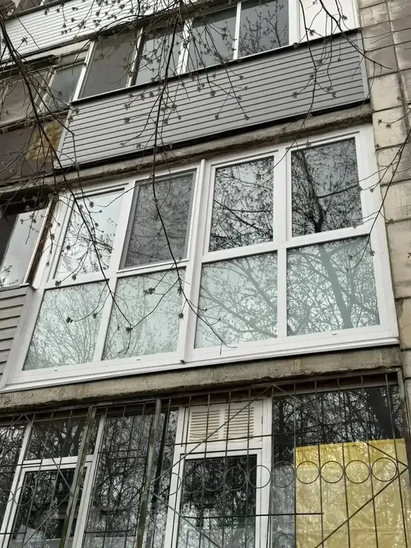 Фасад кирпичной облицованной брежневки с остеклённой лоджией