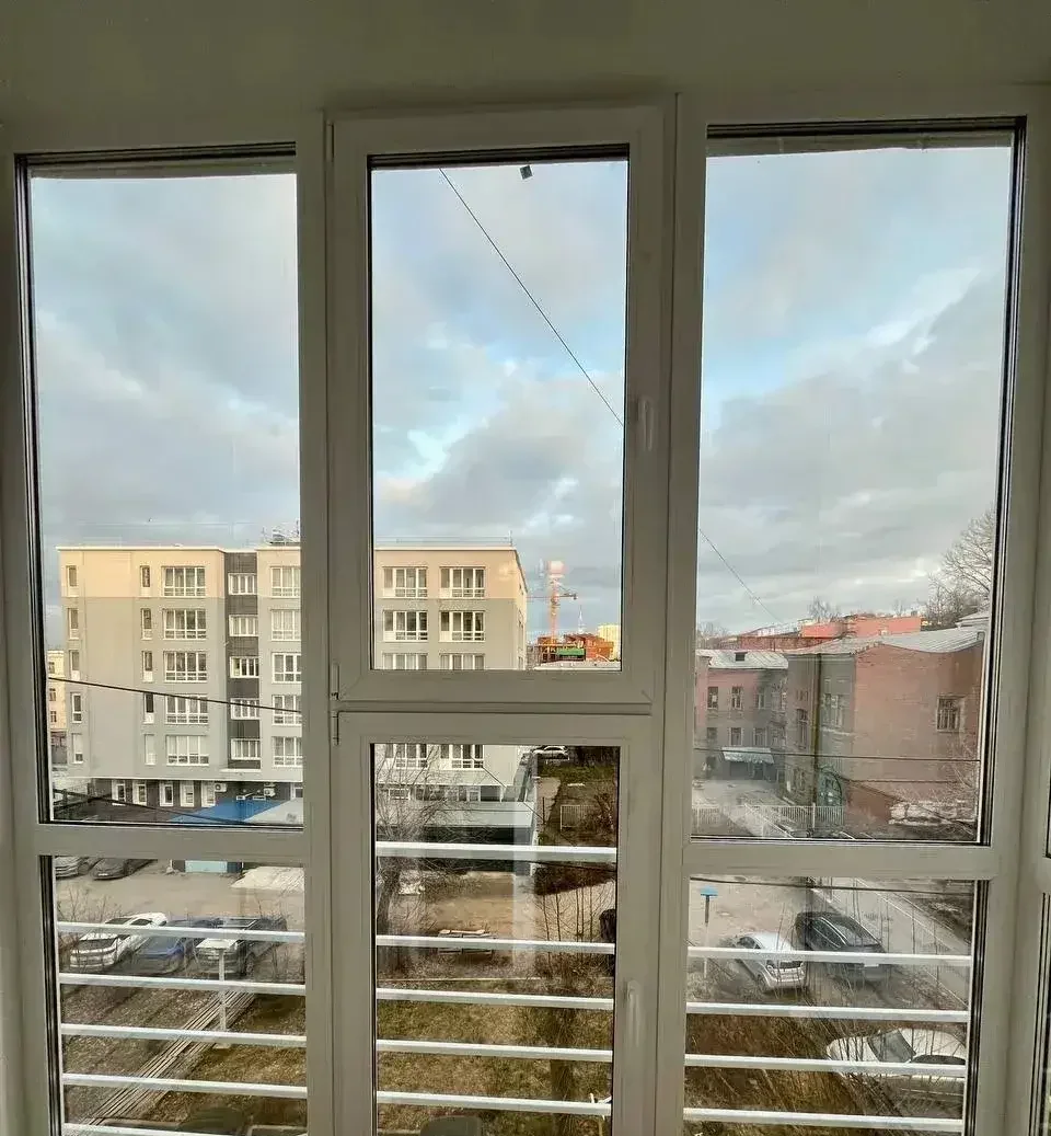 Панорамное остекление балконов и лоджий — наша работа Панорамное остекление балкона — вид изнутри на город с панорамными окнами от пола до потолка в Перми