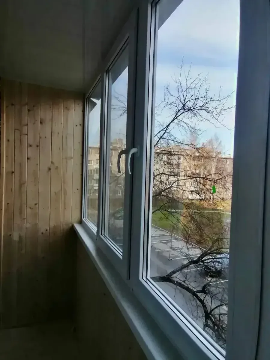 Пластиковое окно на лоджии после остекления
