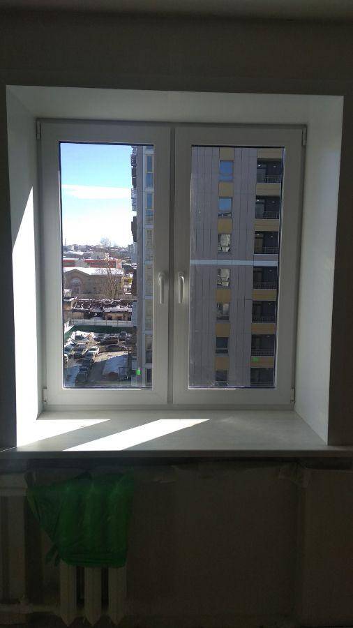 окно в кирпичном многоквартирном доме Перми