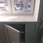 окно с 2 створками и холодильником на кухне кирпичного дома в Перми
